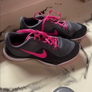 nike grey and pink shoes